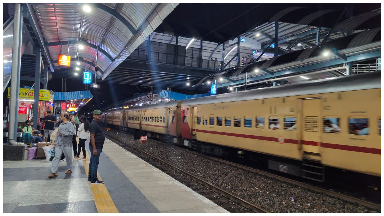  ప్రత్యేక సీటింగ్ అమరిక: జనరల్ కోచ్‌ల ఇంటీరియర్ డిజైన్, సీటింగ్ అమరిక ఇతర కోచ్‌ల కంటే భిన్నంగా ఉంటాయి. ఈ కోచ్‌లు మధ్యలో లేనందున ప్రయాణికుల ప్రవాహాన్ని నియంత్రించడం రైల్వే పరిపాలనకు సులభం అవుతుంది.