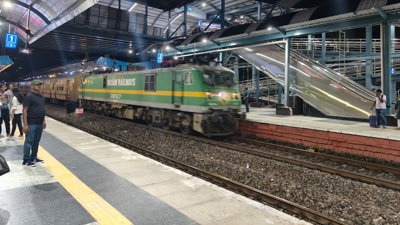 Indian Railways: రైలు హరన్స్‌ మోగించడంలో అర్థాలు ఏంటో తెలుసా? తెలిస్తే ఆశ్చర్యపోతారు!