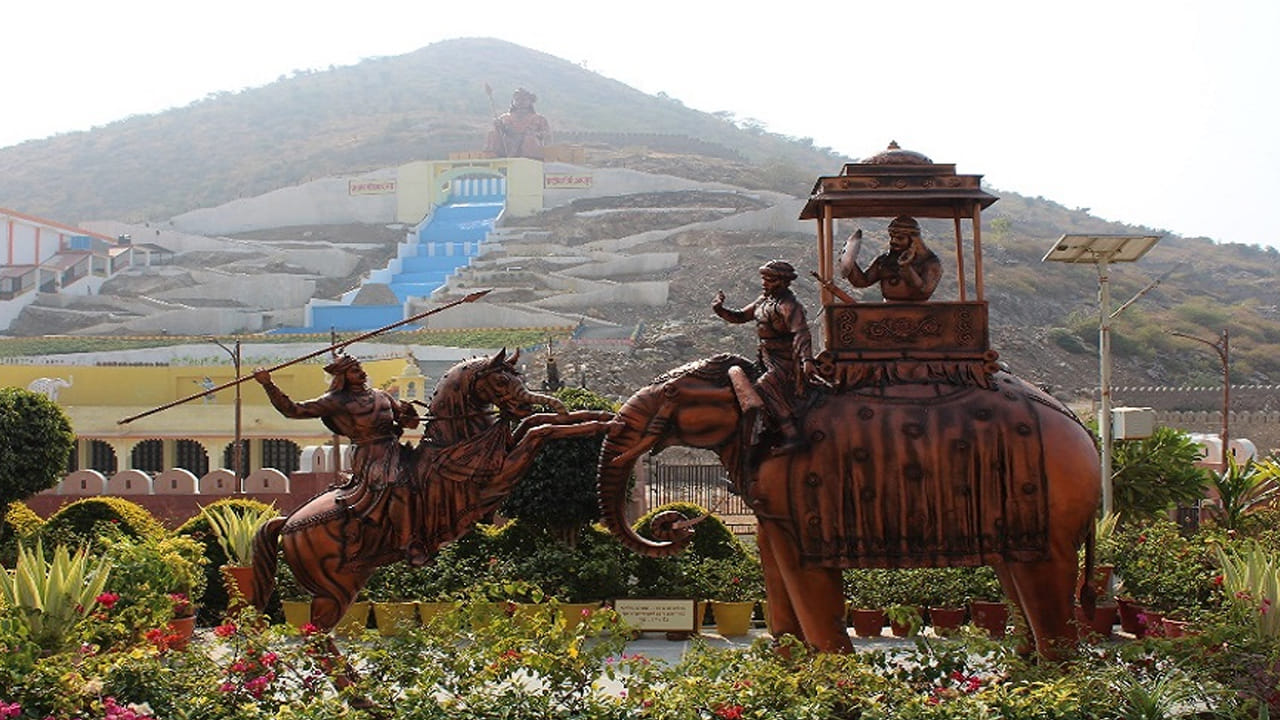 ఉదయ పూర్ , రాజస్థాన్ : తేలికపటి చల్లని సాయంత్రాలు, అందమైన కోటలను అన్వేషించాలి అనుకునే వారికి ఉదయపూర్ చాలా బెస్ట్. ఇక్కడి అందమైన సరస్సులు ఈ సమయంలో మెరుస్తూ కనిపిస్తాయి. అందమైన కోటలు పడవ ప్రయాణాలు, ఘాట్‌ల కేప్‌ల వెంట ప్రయాణించడానికి ఇవి బెస్ట్ ప్లేసెస్ అని చెప్పాలి. మీ స్నేహితులు లేదా, కుటుంబ సభ్యులతో ఎంజాయ్ చేయాలి అనుకునే వారు తప్పకుండా ఉదయపూర్ వెళ్లాల్సిందేనంట.