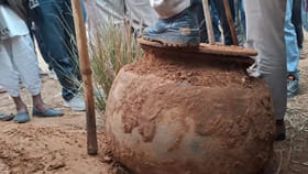 తవ్వకాలలో బయటపడిన భారీ లోహపు కుండ.. దాని లోపల..!