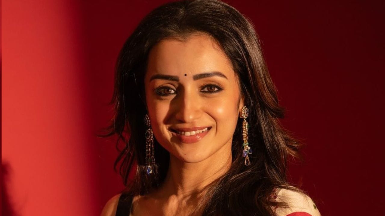 త్రిష తన గ్లామర్, నటనకు మాత్రమే కాకుండా, సంపాదన పరంగా కూడా అగ్రస్థానానికి చేరుకుంటోంది. ఈ అందాల రాణి ఆస్తులు , విలాసవంతమైన జీవనశైలి విలువ గురించి కొన్ని ఆసక్తికరమైన విషయాలు ఇప్పుడు అందరి దృష్టిని ఆకర్షిస్తున్నాయి. 