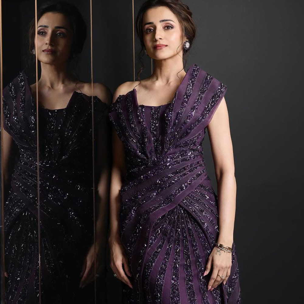 త్రిష ఎక్కువగా నూనె లేకుండా ఆమ్లెట్లు, పరాఠాలు తింటుంది. అల్పాహారంగా పండ్లు, జ్యూస్‌లు తీసుకుంటుంది. అలాగే వర్కవుట్స్ చేయడం.. నిత్యం తాజా కూరగాయలు, పండ్లు తీసుకుంటుంది. ప్రాసెస్ చేసిన ఆహారానికి దూరంగా ఉంటుంది. 