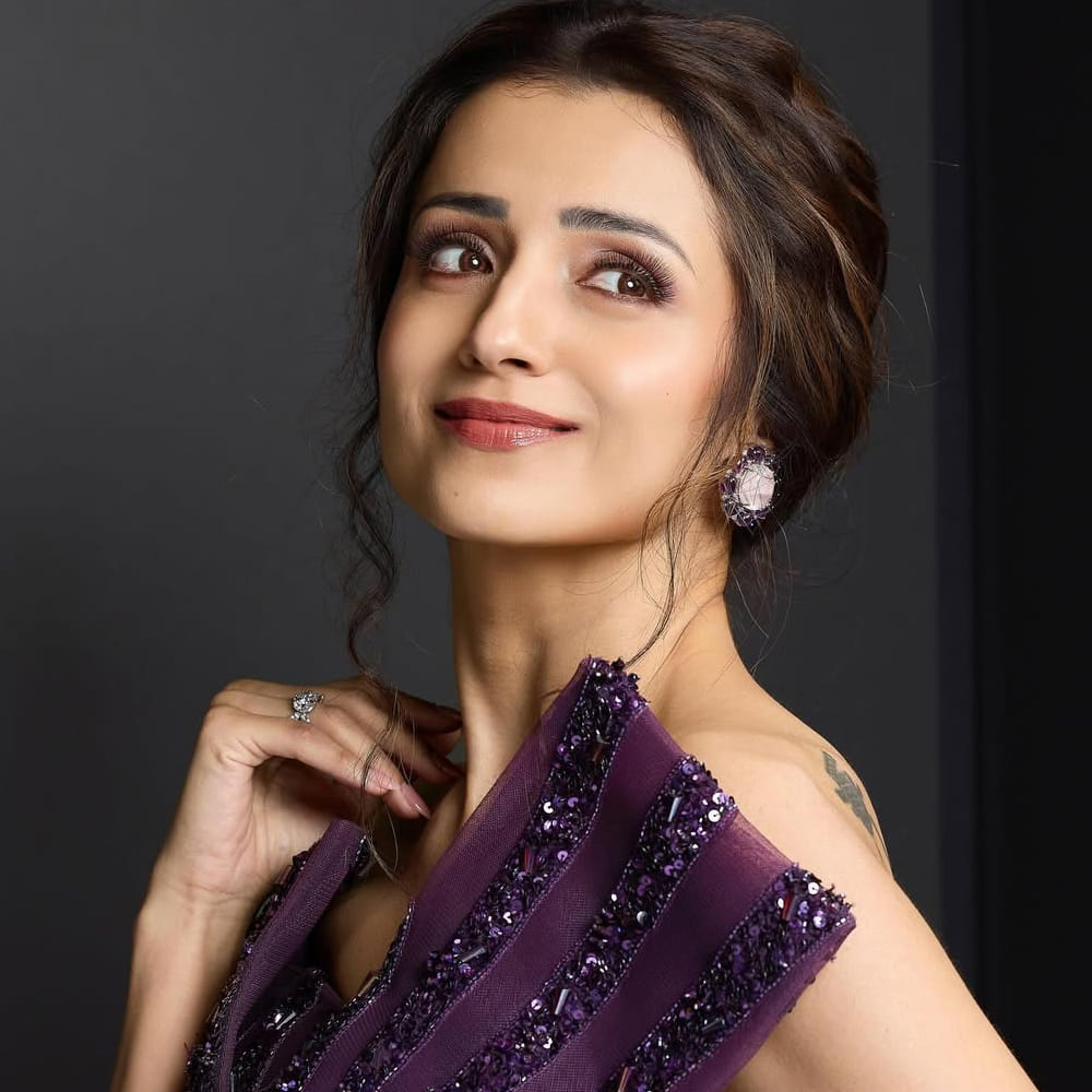 దాదాపు రెండు దశాబ్దాలుగా సినీరంగంలో చక్రం తిప్పుతున్న హీరోయిన్ త్రిష. తెలుగు, తమిళంలో ఎన్నో హిట్ చిత్రాల్లో నటించిన ఈ అమ్మడు..  ఇప్పటికీ వరుస సినిమాలతో అలరిస్తుంది. తాజాగా 44 ఏళ్ల వయసులో తన అందానికి సీక్రెట్స్ రివీల్ చేసింది. ఇంతకీ త్రిష ఏం చెప్పిందో తెలుసుకుందామా. 