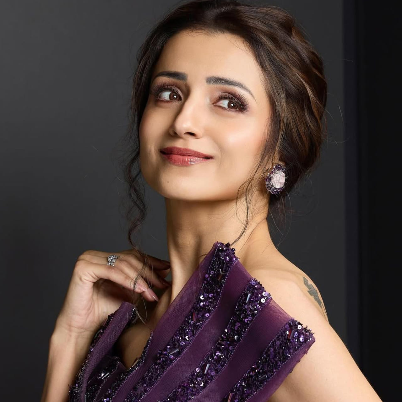 దాదాపు రెండు దశాబ్దాలుగా సినీరంగంలో చక్రం తిప్పుతున్న హీరోయిన్ త్రిష. తెలుగు, తమిళంలో ఎన్నో హిట్ చిత్రాల్లో నటించిన ఈ అమ్మడు..  ఇప్పటికీ వరుస సినిమాలతో అలరిస్తుంది. తాజాగా 44 ఏళ్ల వయసులో తన అందానికి సీక్రెట్స్ రివీల్ చేసింది. ఇంతకీ త్రిష ఏం చెప్పిందో తెలుసుకుందామా. 