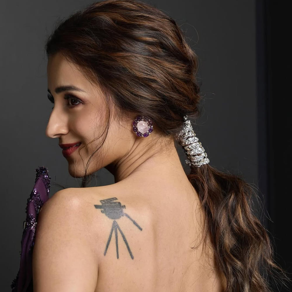 త్రిష తన  శరీరాన్ని ఆరోగ్యంగా ఉంచుకోవడానికి సైక్లింగ్,  స్విమ్మింగ్, యోగ సాధన చేస్తుంది. ప్రతి రోజూ మిస్ కాకుండా ఈ పనులన్నింటిని చేస్తుంది. యోగా తన అందానికి ప్రధాన కారణం అంటుంది త్రిష. ఉదయం నిద్రలేవగానే ఎప్పుడూ వేడి నీటిని తీసుకుంటుంది.  