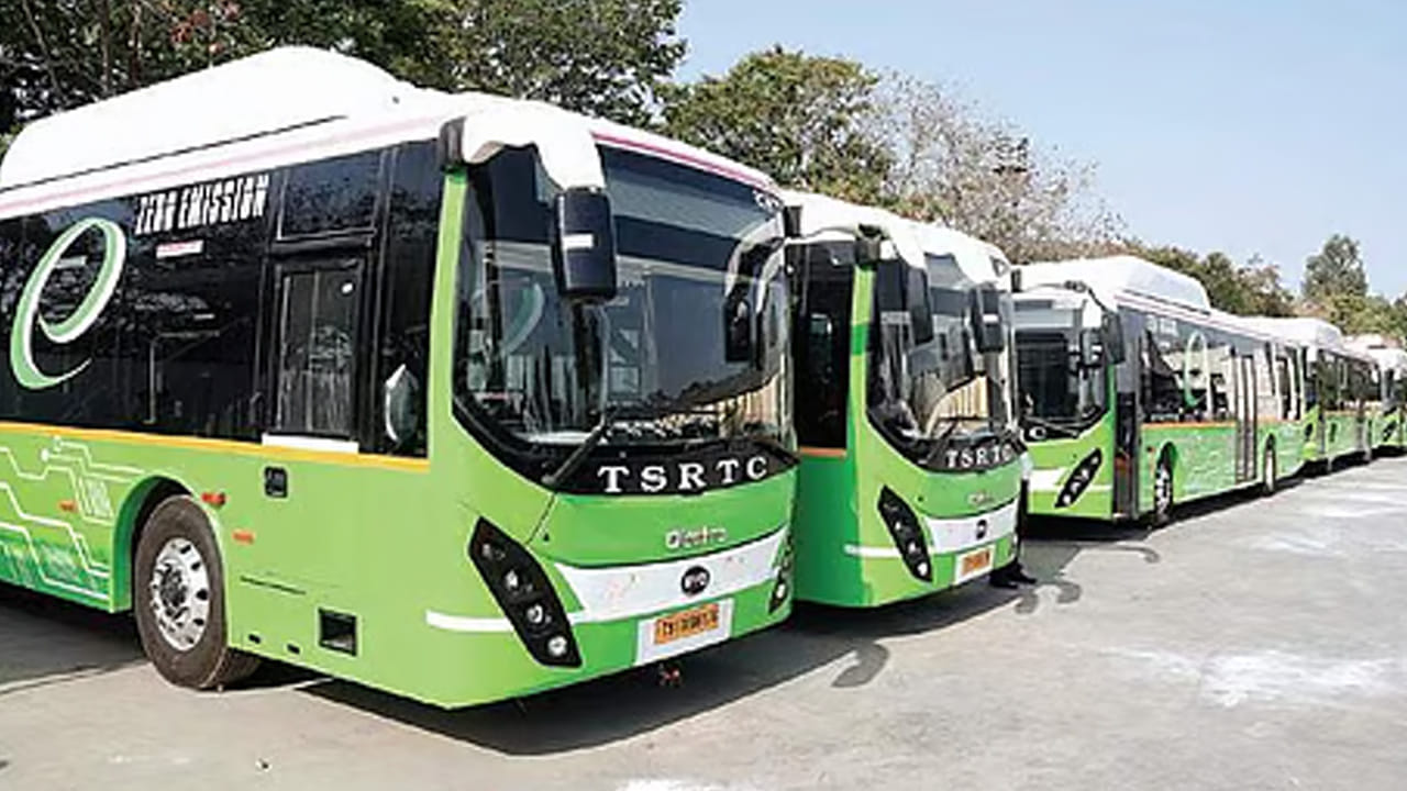 ఈ నెలలో మేడారం మహా జాతర ప్రారంభం కానుంది. దీంతో ఆర్టీసీ ప్రత్యేక బస్సులను భారీగా ప్రవేశపెట్టింది. కొంతమంది ముందుగానే సమ్మక్క సారలమ్మకు మెక్కులు చెల్లించుకుంటున్నారు. దీంతో హైదరాబాద్‌తో పాటు రాష్ట్రవ్యాప్తంగా అన్ని డిపోల నుంచి స్పెషల్ బస్సులను తీసుకొచ్చింది. వీటి ఛార్జీల వివరాలను కూడా ఇప్పటికే వెల్లడించింది.