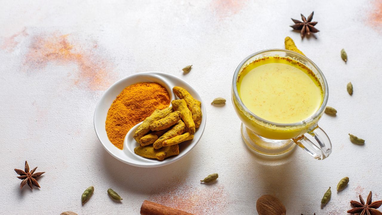 ఇనుము లోపం ఉన్నవారు: పసుపు అనేది శరీరంలో ఇనుము శోషణను తగ్గిస్తుంది. రక్తహీనత లేదా ఇప్పటికే తక్కువ హిమోగ్లోబిన్ ఉన్నవారికి, పసుపు పాలు రోజువారీ వినియోగం హానికరం కావచ్చు. అటువంటి వ్యక్తులకు, సాదా పాలు లేదా ఇనుముతో కూడిన పాలు మంచి ఎంపిక. 