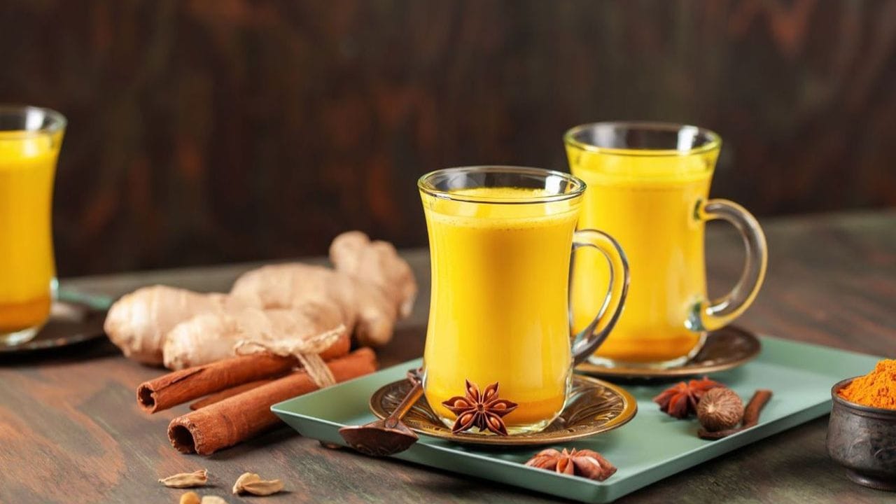 పిత్తాశయ సమస్యలు ఉన్నవారు: పసుపు శరీరంలో పిత్త ఉత్పత్తి ప్రక్రియను వేగవంతం చేస్తుంది. ఎవరికైనా పిత్తాశయ రాళ్ళు లేదా పిత్త వాహిక సమస్యలు ఉంటే, పసుపు పాలు తాగడం వల్ల నొప్పి, అసౌకర్యం పెరుగుతుంది. కాబట్టి ఇలాంటి సమస్యలు ఉన్నవారు పసుపు పాలు తాగే ముందు కచ్చితంగా వైద్యుడిని సంప్రదించాలి.