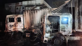 కాకినాడలో రెండు లారీలు దగ్ధం.. క్లీనర్ సజీవ దహనం