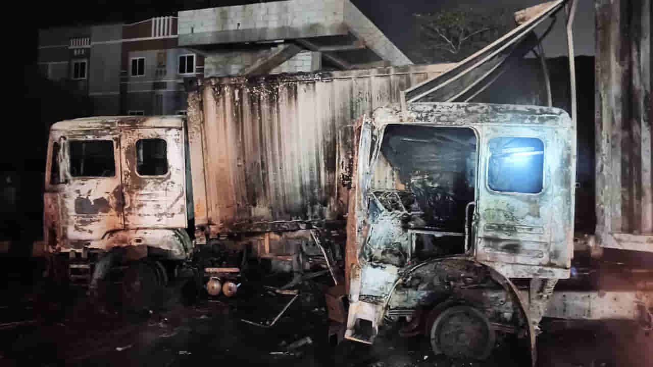 తెల్లవారుజామున కాకినాడలో రెండు లారీలు దగ్ధం.. క్లీనర్ సజీవ దహనం!