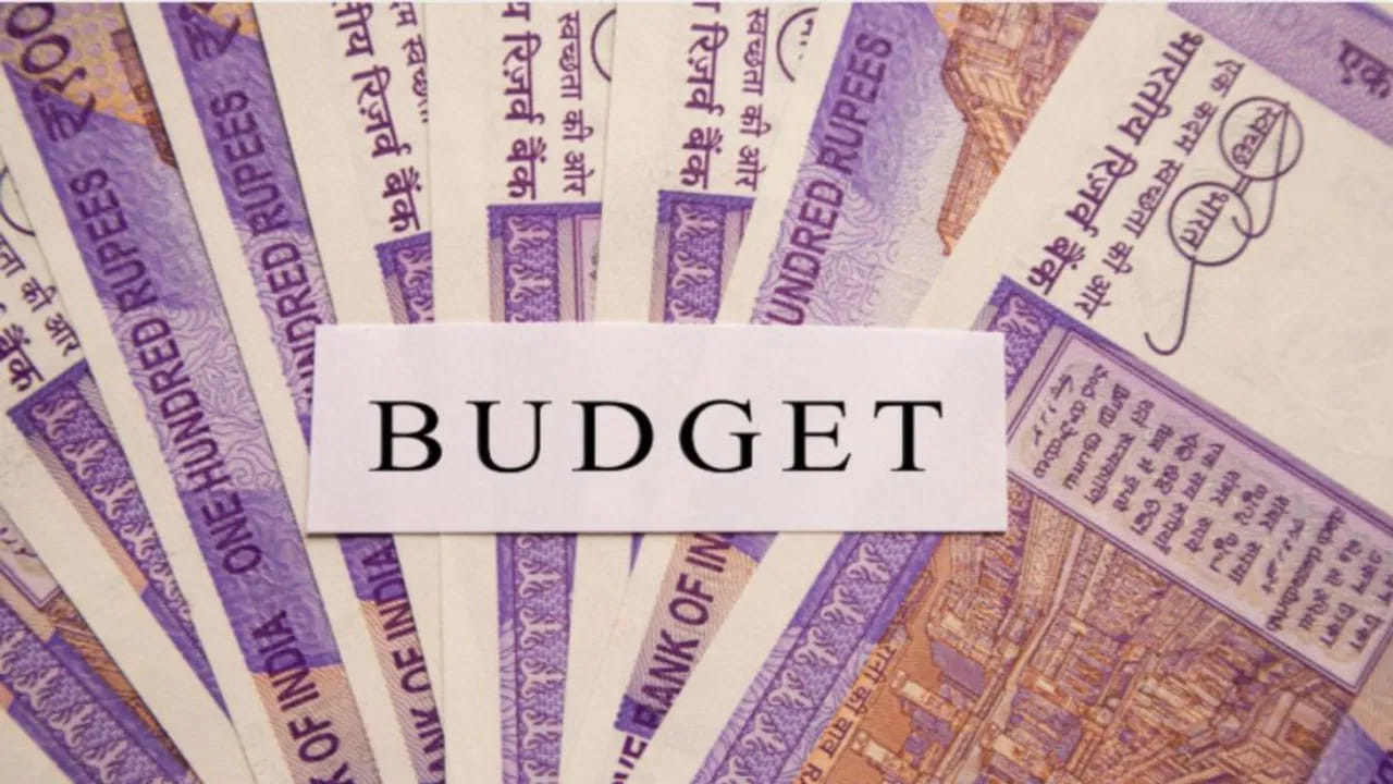 2003-04 బడ్జెట్‌లో ఆర్థిక మంత్రి జస్వంత్ సింగ్ రూ.75,000 కోట్ల భారీ కేటాయింపులు చేశారు. రహదారి, గ్రామీణ రోడ్లు, పట్టణ అభివృద్ధి పథకాలపై దృష్టి సాధించారు. ఈ బడ్జెట్ కనెక్టివిటీ, మౌలిక సదుపాయాలను వేగవంతం చేయడంలో ఒక మైలురాయిగా మారింది. 2017-18లో అరుణ్ జైట్లీ 92 సంవత్సరాల తర్వాత రైల్వే బడ్జెట్‌ను విలీనం చేశారు. నిర్ణయం తీసుకోవడాన్ని వేగవంతం చేశారు. బడ్జెట్‌లో GSTలో మార్పు, గృహనిర్మాణం, 50 మిలియన్ల పేద కుటుంబాలకు ఆరోగ్య పథకం ఉన్నాయి. ఇది పరిపాలనా సంస్కరణల వైపు ఒక ప్రధాన అడుగు. 2020-21 బడ్జెట్‌ను ఆర్థిక మంత్రి నిర్మలా సీతారామన్ 2 గంటల 42 నిమిషాల పాటు ప్రసంగం చేసి రికార్డు సృష్టించారు. ఇందులో కొత్త మినహాయింపు లేని పన్ను విధానం, వివాద్ సే విశ్వాస్ వివాద పరిష్కారం, రూ.1.34 లక్షల కోట్ల ఆత్మనిర్భర్ భారత్ ప్యాకేజీ ఉన్నాయి. COVID-19 నుండి ఆర్థిక వ్యవస్థను ఆదుకోవడం దీని ఉద్దేశ్యం.