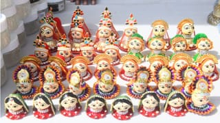 Andhra News: వక్క కాయలపై అందమైన చిత్రాలు.. ఆక్టటుకుంటున్న స్టాల్ బొమ్మలు