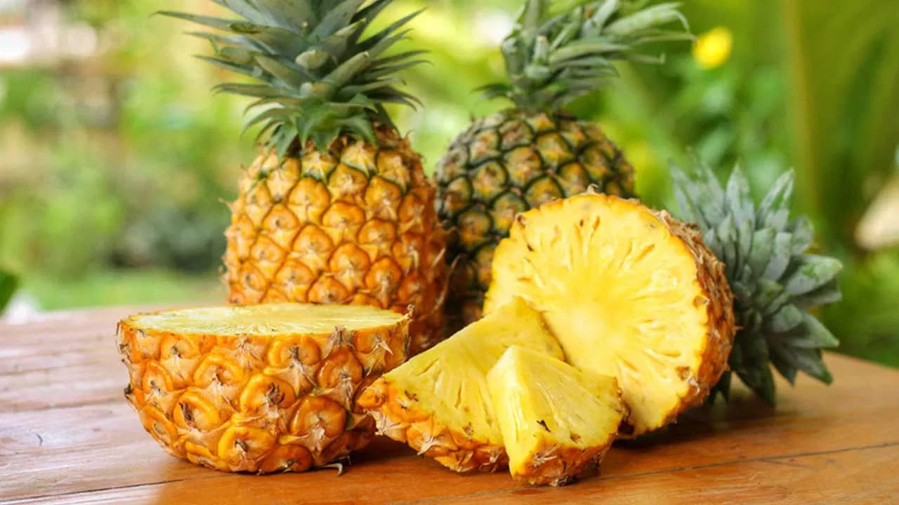 పైనాపిల్ : పైనాపిల్ ఆరోగ్యానికి చాలా మంచిది. ఇందులో బ్రోమెలైన్ అనే ఎంజైమ్ ఉండటమే కాకుండా, సహజ శోథ నిరోధక లక్షణాలను కలిగి ఉంటుంది. అందువలన దీనిని తీసుకోవడం వలన ఇది కీళ్ల నొప్పుల నుంచి ఉపశమనం కలిగించి, మూత్రపిండాల ఆరోగ్యానికి దోహద పడుతుంది.