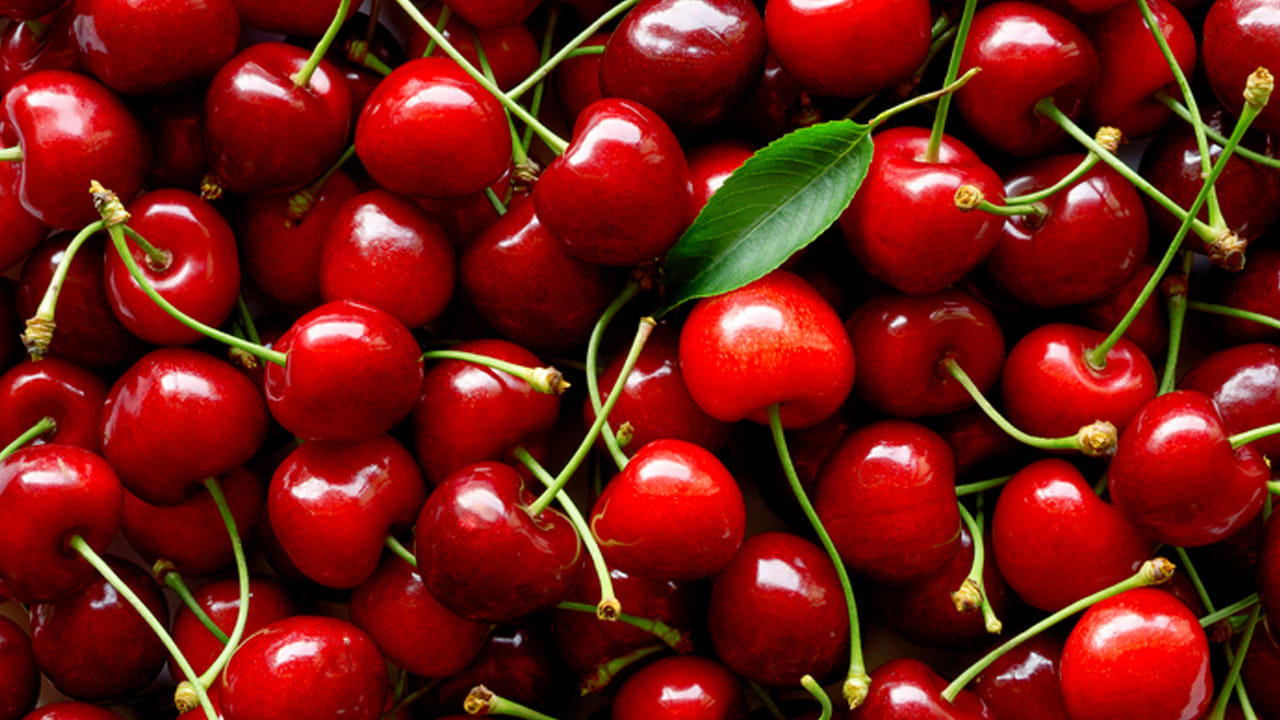 చెర్రీస్ : చూస్తే చిన్నగా కనిపించే ఈ చెర్రీస్ అనేక ఆరోగ్య ప్రయోజనాలను అందిస్తాయి. వీటిలో ఆంథోసైనిన్‌లు పుష్కలంగా ఉండటం వలన ఇది వాపు సమస్యలను తగ్గించి, అధిక యూరిక్ యాసిడ్‌ను కంట్రోల్ చేస్తుంది. అందుకే ఎవరు అయితే అధిక యూరిక్ యాసిడ్ సమస్యలతో బాధపడుతున్నారో, వారు వీటిని డైట్‌లో చేర్చుకోవడం చాలా మంచిది.