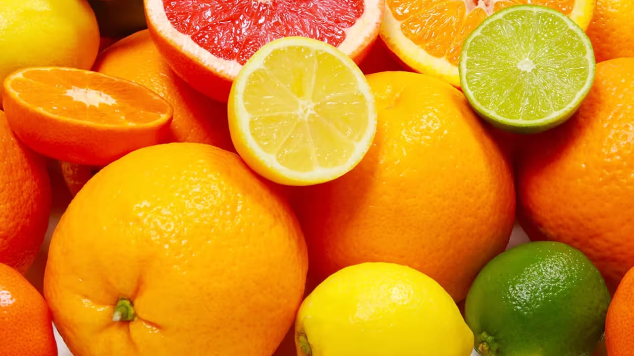 సిట్రస్ ఫ్రూట్స్ : సిట్రస్ ఫ్రూట్స్ అంటే, నిమ్మకాయ, నారింజ వంటి పండ్లు. వీటిలో విటమిన్ సి పుష్కలంగా ఉంటుంది. అంతే కాకుండా ఇవి ఆరోగ్యానికి చాలా విధాలుగా మేలు చేస్తాయి. ముఖ్యంగా అధిక యూరిక్ యాసిడ్ స్థాయిలను తగ్గించడంలో ఇవి కీలక పాత్ర పోషిస్తాయి. ప్రతి రోజూ మీ డైట్‌లో వీటిని చేర్చుకోవడం వలన ఇవి మూత్ర పిండాల పనితీరును మెరుగు పరిచి, మూత్రం ద్వారా యూరిక్ యాసిడ్ విసర్జనను పెంచుతుంది. అలాగే శరీరంలోని విషపదార్థాలను బయటకు పంపిస్తుంది. అందుకే ప్రతి ఒక్కరూ తప్పకుండా మీ డైట్‌లో నిమ్మకాయను చేర్చుకోవాలంట.