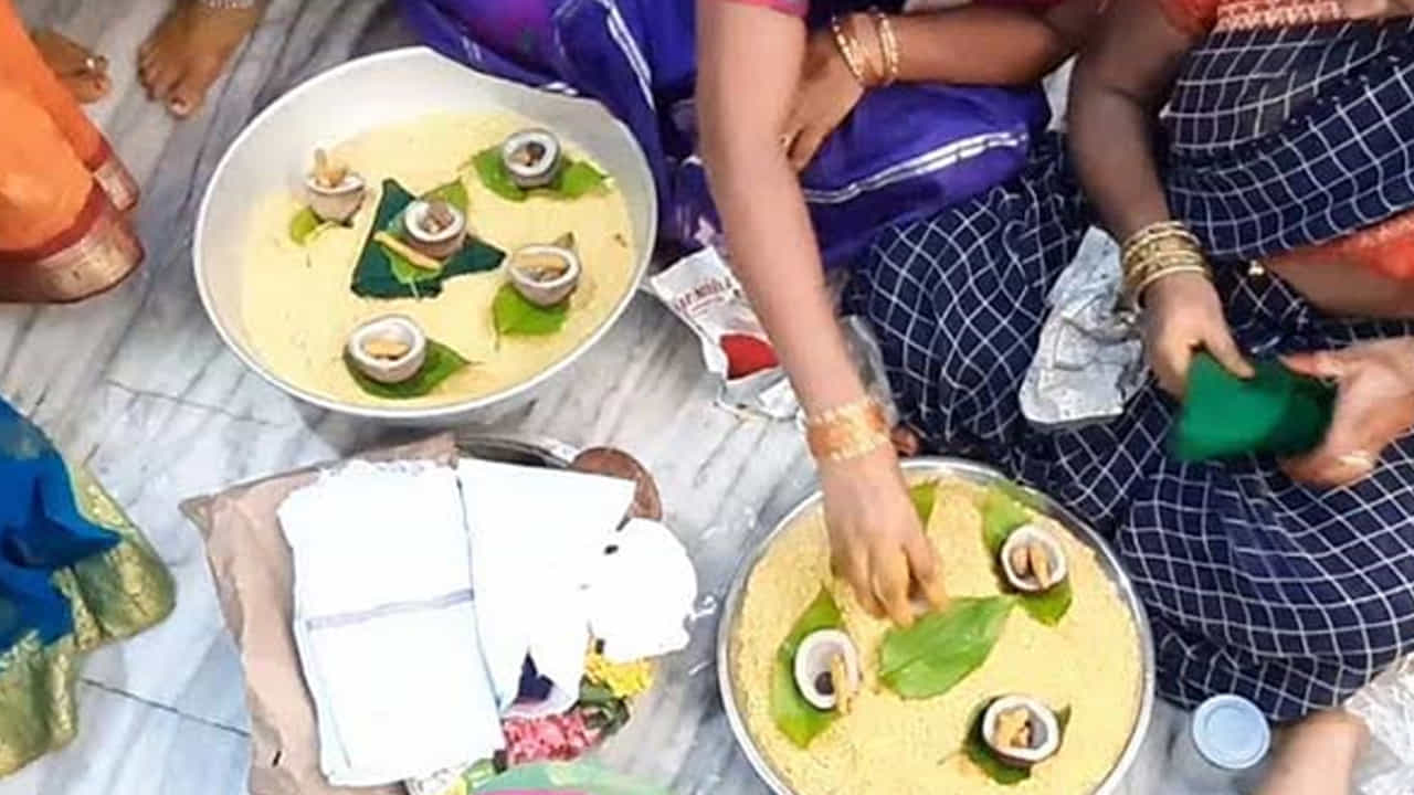 అందుకే వివాహం తర్వాత ప్రతి పుట్టింటి వారు తమ కూతురు అత్తింట్లో ఆనందంగా ఉండాలని, ఎటువంటి కష్టాలు లేకుండాఅష్టైశ్వర్యాలతో తులతూగాలని పుట్టింటి వారు తన బిడ్డకు ఒడి బియ్యం పోసి, గౌరవంగా అత్తింటికి సాగనంపుతారు.