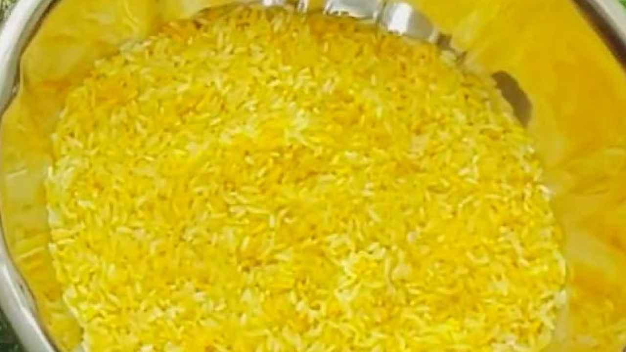 ఇక ఈ ఒడి బియ్యం పొయ్యడం వెనుక కూడా అనేక కథలు ప్రాచుర్యంలో ఉన్నాయి. అందులో ఒకటి, అల్లుడిని మహావిష్ణువులా భావించి, తమ కూతురుని రక్షించమని, బియ్యం పోసి, కొత్త బట్టలు పెట్టి తనకు విన్నపం చేయడం. ఇది ఆడపిల్ల గౌరవానికి సూచిక. తమ బిడ్డ అష్టైశ్వార్యాలతో  చల్లగా ఉండాలని ,  బిడ్డకు ఒడి బియ్యం పోసి, కొత్త బట్టలు పెట్టి దీవించి పంపుతారు. అలాగే తన తల్లి గారి ఇల్లు కూడా అష్టైశ్వార్యాల తో తులతూగాలని ఆడ బిడ్డ తనకు పోసిన బియ్యం నుంచి ఐదు పిరికిల్లు తీసి, అమ్మవాళ్లకు ఇస్తుంది.  దీని వలన లక్ష్మీదేవి అనుగ్రహం కలిగి పుట్టింటికి, అత్తింటికి మేలు జరుగుతుందని వారి నమ్మకం.