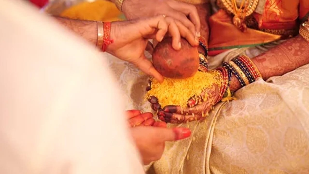 మన హిందూ సంప్రదాయంలో ఎన్నో ఆచారాలు ఉన్నాయి. వాటన్నిటినీ ఇప్పటికీ చాలా మంది ఆచరిస్తుంటారు, ముఖ్యంగా గ్రామీణ ప్రాంతాలలో ఎక్కువ మంది ప్రతి ఆచారాన్ని పాటిస్తుంటారు. అలాగే వివాహమైన స్త్రీలకు ఒడి బియ్యం పోయడం కూడా ఒక ఆచారమే. ఇది నేటికి పల్లెల్లో, పట్టణాల్లో చాలా మంది ఆచరిస్తున్నారు. కాగా దీని గురించిన కొన్ని ఇంట్రస్టింగ్ విషయాలు తెలుసుకుందాం.