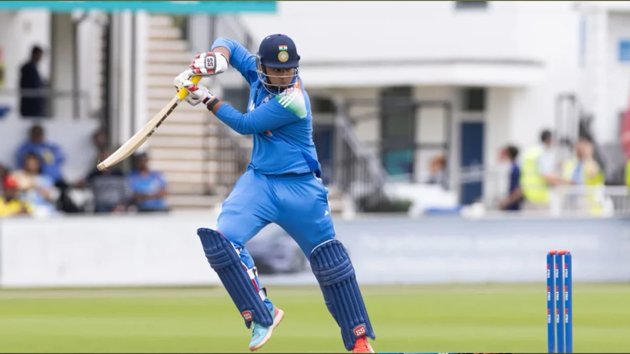 వన్డే మ్యాచ్ గెలిచిన అతి పిన్న వయస్కుడైన కెప్టెన్‌గా వైభవ్ సూర్యవంశీ నిలిచాడు. బెనోనిలో దక్షిణాఫ్రికా అండర్-19తో జరిగిన మొదటి వన్డేలో తన జట్టును విజయపథంలో నడిపించిన తర్వాత అతను ఈ ఘనతను సాధించాడు.