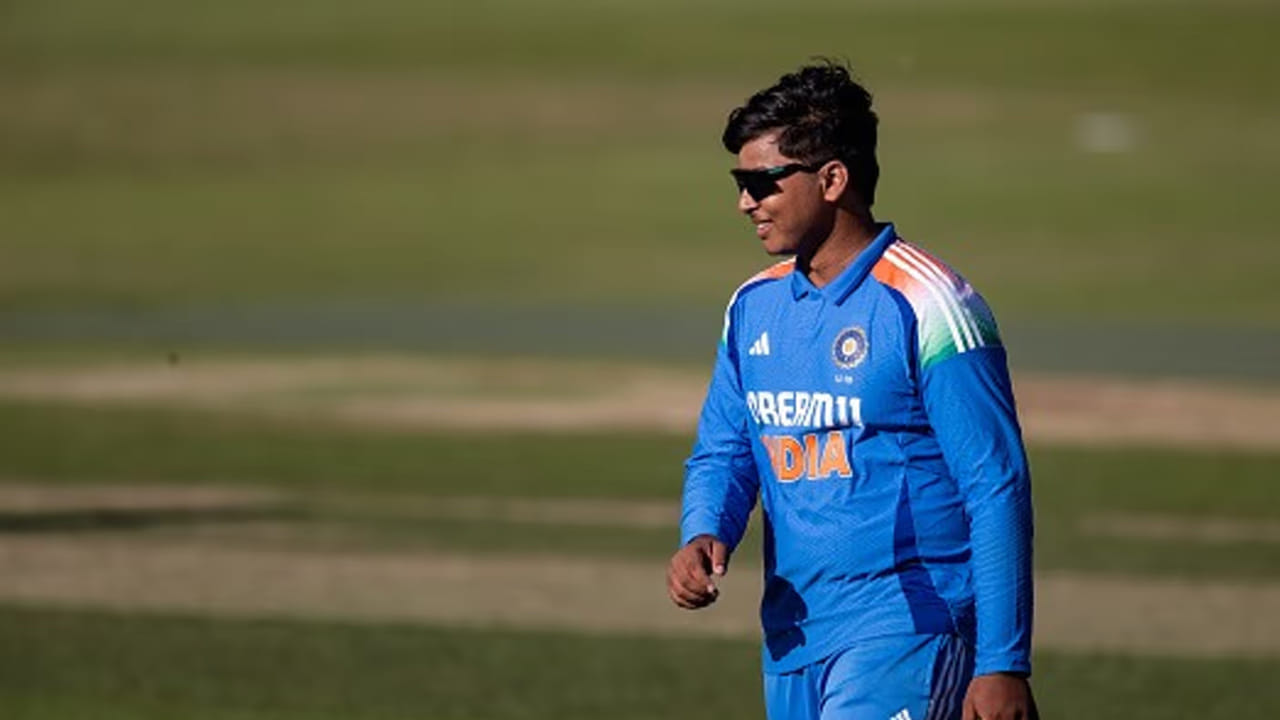 మొదట బ్యాటింగ్ చేసిన భారత్ 50 ఓవర్లలో 300 పరుగులు చేసింది. వైభవ్ సూర్యవంశీ కేవలం 11 పరుగులు మాత్రమే చేయగలిగాడు. కానీ, హర్వంష్ పంగాలియా 93, అంబ్రిస్ 65 పరుగులు చేయడంతో భారత్ బలమైన స్కోరు నమోదు అయింది. దీనికి సమాధానంగా, దక్షిణాఫ్రికా 27.4 ఓవర్లలో 148 పరుగులు మాత్రమే చేయగలిగింది. డక్‌వర్త్ లూయిస్ పద్ధతి ప్రకారం మ్యాచ్ నిర్ణయించారు. దీంతో భారత జట్టు 25 పరుగుల తేడాతో గెలిచింది.