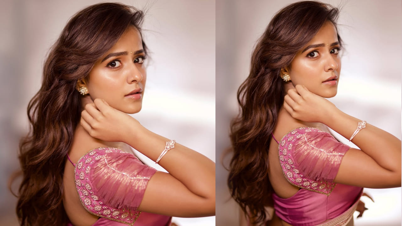 నటిగా ఫస్ట్ మూవీతోనే సక్సెస్ అయిన వైష్ణవి వరుస అవకాశాలతో దూసుకుపోతుంది. ఈరోజు (జనవరి 4న) వైష్ణవి చైతన్య పుట్టినరోజు. ఈ సందర్భంగా ఆమెకు సంబంధించిన విషయాలు నెట్టింట వైరల్ గా మారాయి. వైష్ణవి చైతన్య పక్కా హైదరాబాదీ అమ్మాయి.