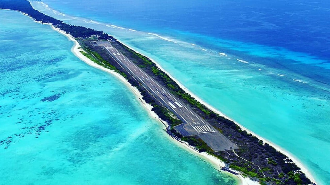 లక్షద్వీప్ : మీ భాగస్వామికి మీ ప్రేమను తెలపడానికి అద్భుతమైన ప్రదేశం లక్షద్వీప్.  భారతదేశంలోని లవర్స్ రొమాంటిక్ ప్రదేశాల్లో ఇది ముందుంటుంది. ఇక్కడ మీ మనస్సు దోచే సరస్సులు, బీచ్‌లు ఉంటాయి. అందమైన ద్వీపాల మధ్య మీరు మీ ప్రేమను వ్యక్తపరచవచ్చును. ఇక ఇలాంటి బ్యూటిపుల్ ప్లేస్‌లో ప్రపోజ్ చేస్తే ఎవ్వరైనా ఒప్పుకోవాల్సిందే. 