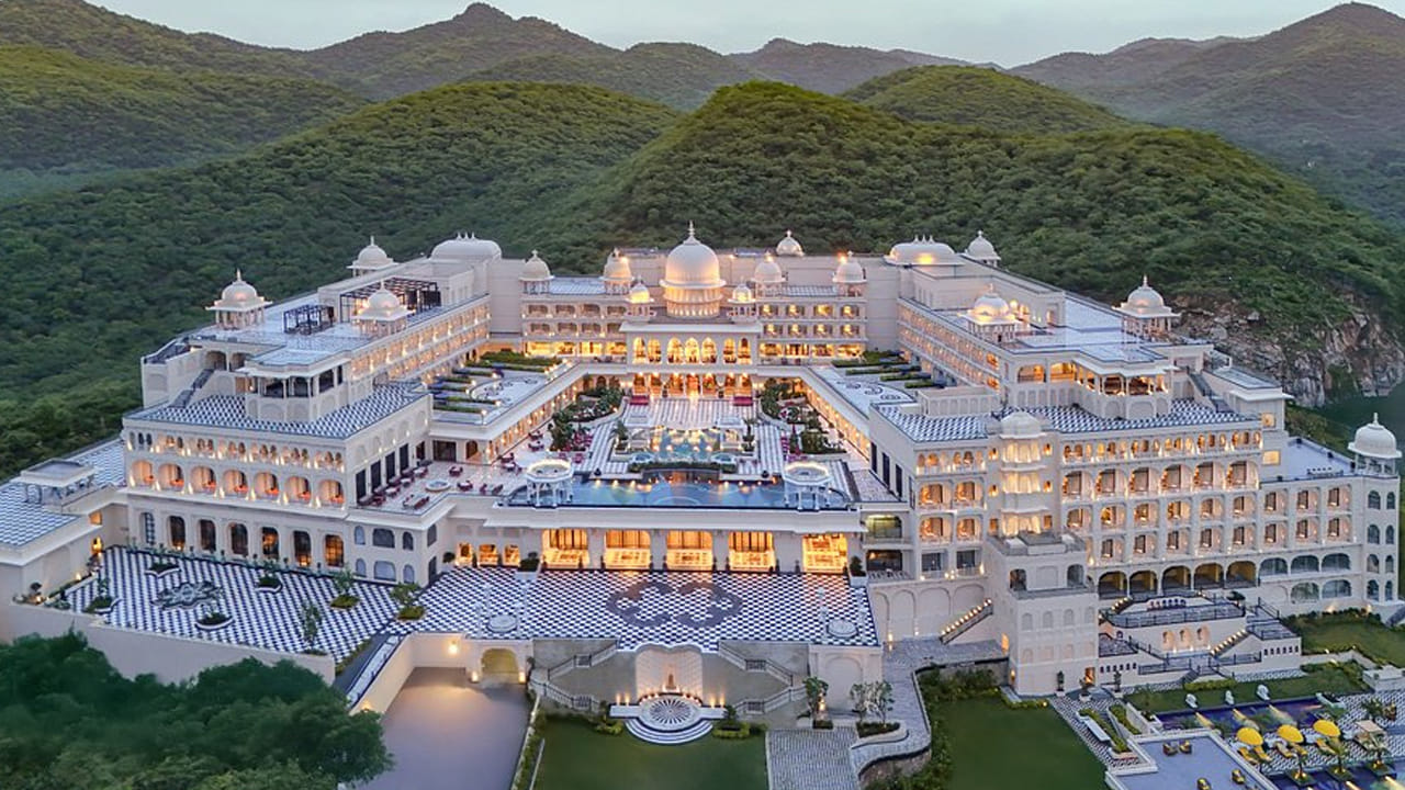 ఉదయ్ పూర్ : ఉదయ్ పూర్‌ను రాచరిక ప్రేమకథల నగరం అని కూడా అంటారు. భారత దేశంలోనే అద్భుతమైన, అందమైన ప్రదేశం ఉదయ్ పూర్. ఇక్కడ మెరిసే అందమైన భవనాలు, సరస్సులు  ఉంటాయి. పిచోలా సరస్సు వద్ద సూర్యాస్తమయం సమయంలో పడవ ప్రయాణం మంచి అనుభూతిని ఇస్తుంది. 