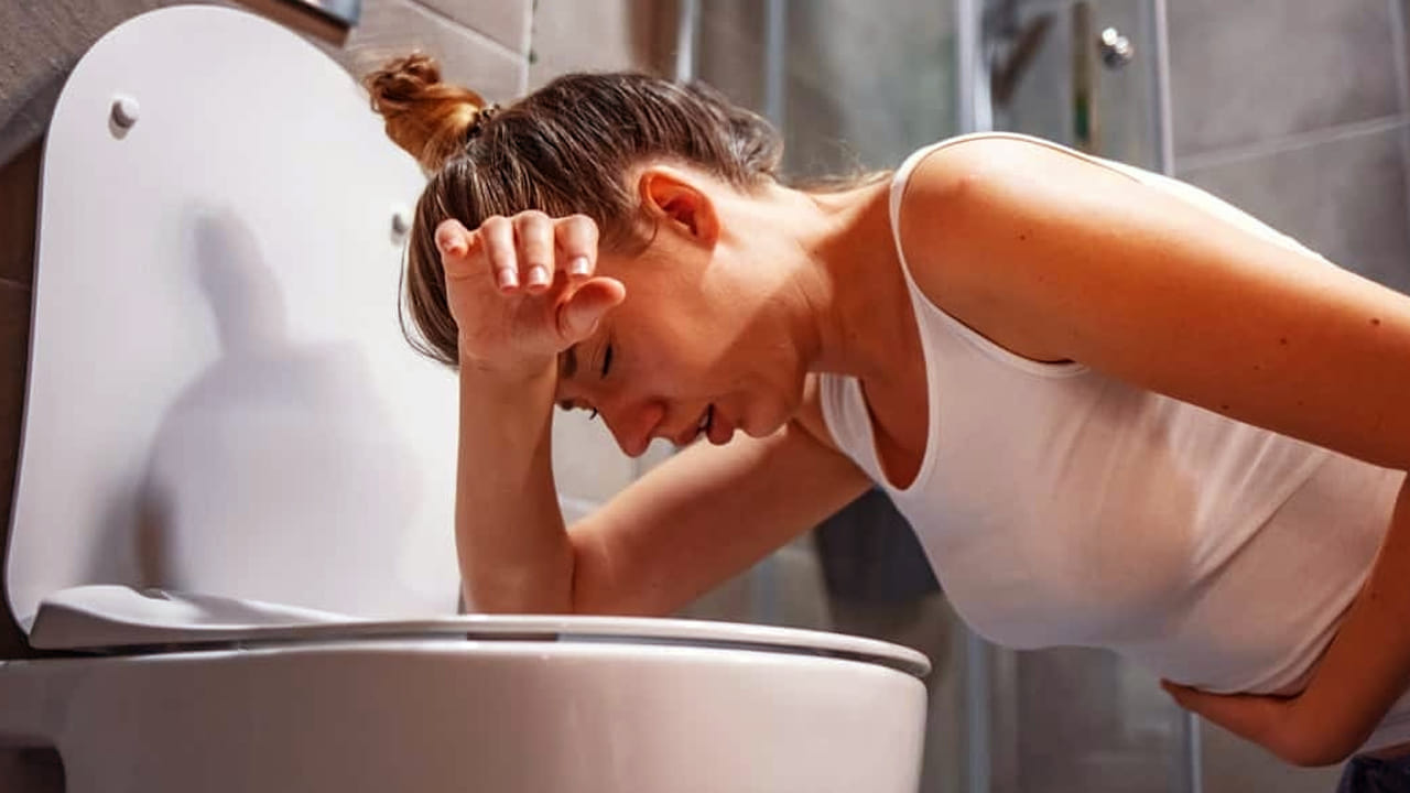 మీరు ఇలా బలవంతంగా ఈ పని చేసేటప్పుడు లోపల ఉన్న యాసిడ్‌స్ మొత్తం రివర్స్‌ అవుతాయి. దీని వల్ల గ్యాస్ సమస్యలు వస్తాయి. 
అంతేకాదు, జీర్ణ సమస్యలు కూడా ఎక్కువవుతాయి. రోజంతా ఆ బాధతోనే ఉండిపోతారు. 
