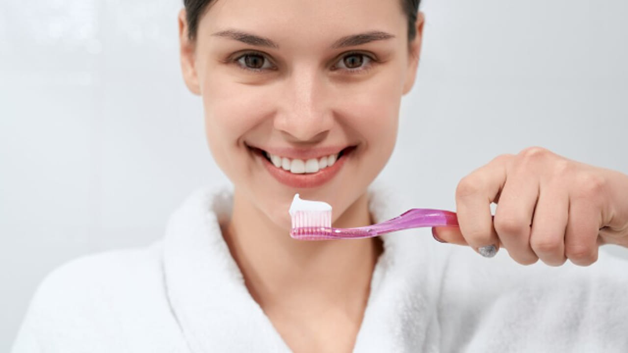 ఇంకొందరికీ దీని వల్ల ఇన్ ఫెక్షన్స్ కూడా వస్తాయి. ఈ పసరులో ఉండే యాసిడ్ గొంతులో మంటను కలిగిస్తుంది. ఆ తర్వాత గొంతు కూడా పోతుంది. అంటే సరిగా మాట్లాడానికి కూడా అవ్వదు.