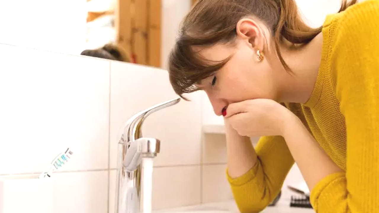 పసరు వస్తున్న సమయంలో కొన్నిసార్లు ఊపిరితిత్తుల్లోకి కూడా వెళ్తుంది. దీని వల్ల ప్రాణాంతక నిమోనియా సమస్య కూడా వస్తుంది.
కాబట్టి, టైం పట్టినా పర్లేదు స్లోగా బ్రష్ చేయడం మంచిది.