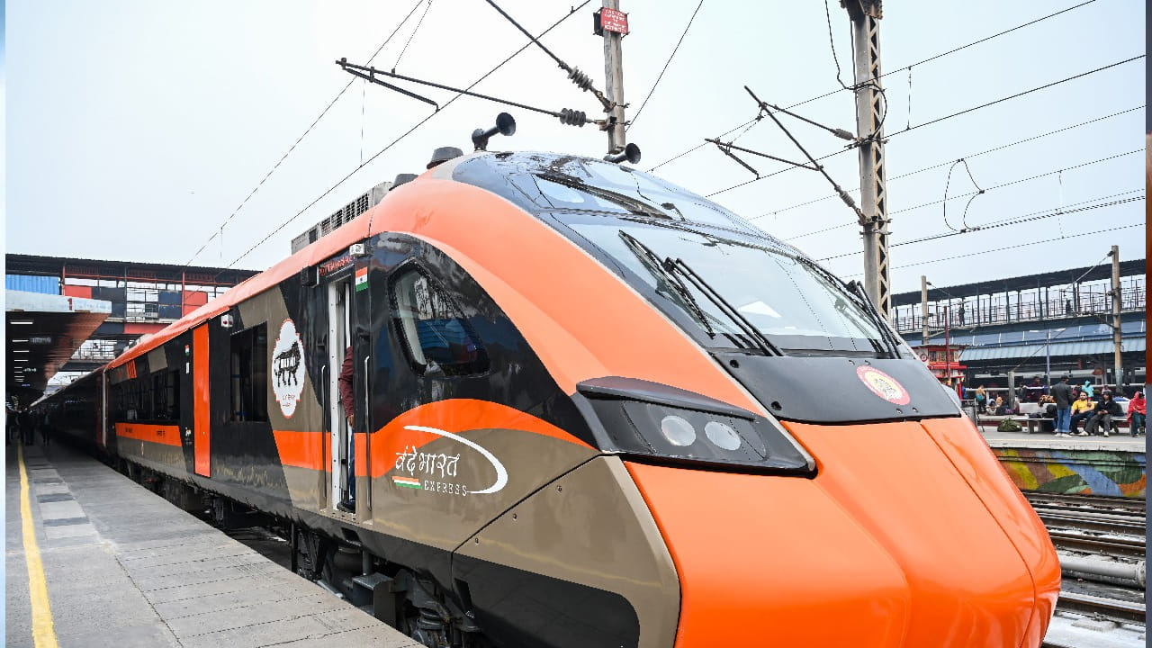 ఈ నెలలో దేశంలో తొలి వందే భారత్ స్లీపర్ ఎక్స్‌ప్రెస్ పరుగులు తీయనుంది. మొదటి రైలును కోల్‌కత్తాలోని హౌరా నుంచి కామాఖ్యలోని గువహతి మధ్య సర్వీసులు అందించనుంది. జనవరి 17వ తేదీన ఈ రైలుకు ప్రధాని మోదీ పచ్చజెండా ఊపి ప్రారంభోత్సవం చేయనున్నారు. ఇందుకు ఏర్పాట్లు ఇప్పటినుంచే జరుగుతున్నాయి.