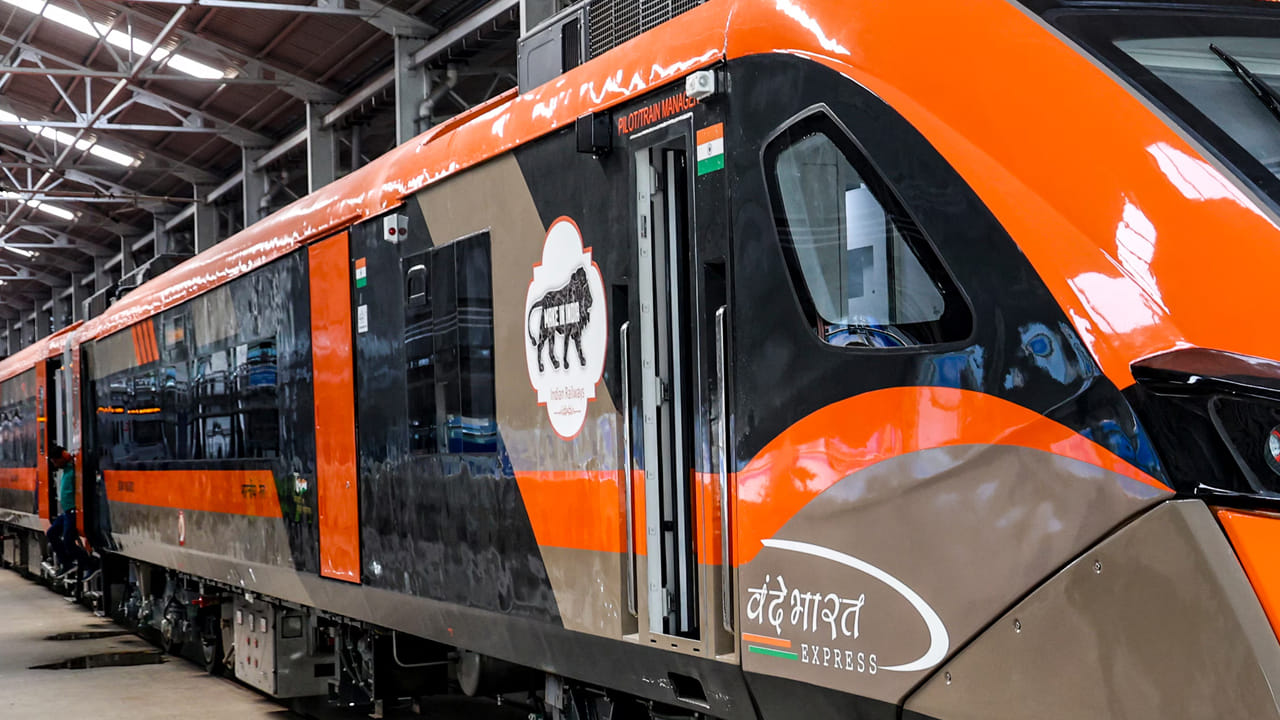 మెరుగైన సిగ్నలింగ్, పెద్ద టర్నోవర్ సామర్థ్యం ఆధారంగా తాయరీ యూనిట్లలో వందే భారత్ రైళ్ల ఉత్పత్తి జరుగుతుందని, దశలవారీగా 2030 నాటికి 800 రైళ్లను తీసుకొస్తామని రైల్వేశాఖ అధికారులు తెలిపారు. ట్రంక్ రూట్లలోని సాంప్రదాయ రైళ్లను సమర్థవంతమైన, వేగవంతమైన వందే భారత్ రైళ్లతో భర్తీ చేయనున్నట్లు తెలిపారు.