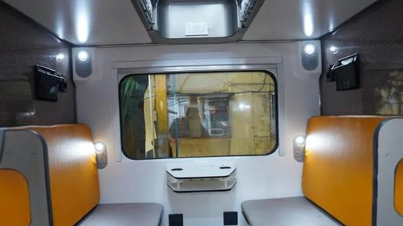 థర్డ్ ఏసీ టికెట్ రూ.2,300గా ఉండగా.. సెకండ్ ఏసీలో రూ.3 వేలు ఉంటుంది. ఇక ఫస్ట్ క్లాస్ ఏసీ ఛార్జీ రూ.3,600గా ఉంది. ఇక టికెట్‌తో పాటు ఉచితంగా భోజన సౌకర్యం కల్పిస్తారు. ఇక మినిమం ఛార్జబుల్ దూరం 400 కిలోమీటర్లుగా ఉంది.
