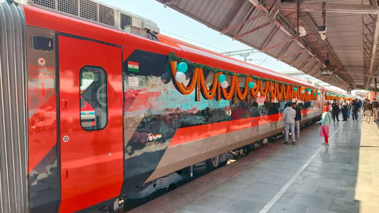 వందే భారత్ రైళ్లు చైర్ కార్ వేరియెంట్లతో ఆగవని, రాత్రిపూట ప్రయాణికుల కోసం స్లీపర్ రైళ్లు మరిన్ని వస్తాయని రైల్వేశాఖ తెలిపింది. మెరుగైన వేగం, అత్యాధునిక సౌకర్యాలు, మెరుగైన భద్రతతో రైళ్లు వస్తాయన్నారు. ఇక నెక్ట్స్ జనరేషన్ వందే భారత్ రైళ్లపై కూడా దృష్టి పెట్టినట్లు తాజాగా రైల్వేశాఖ ఓ ప్రకటనలో పేర్కొంది.