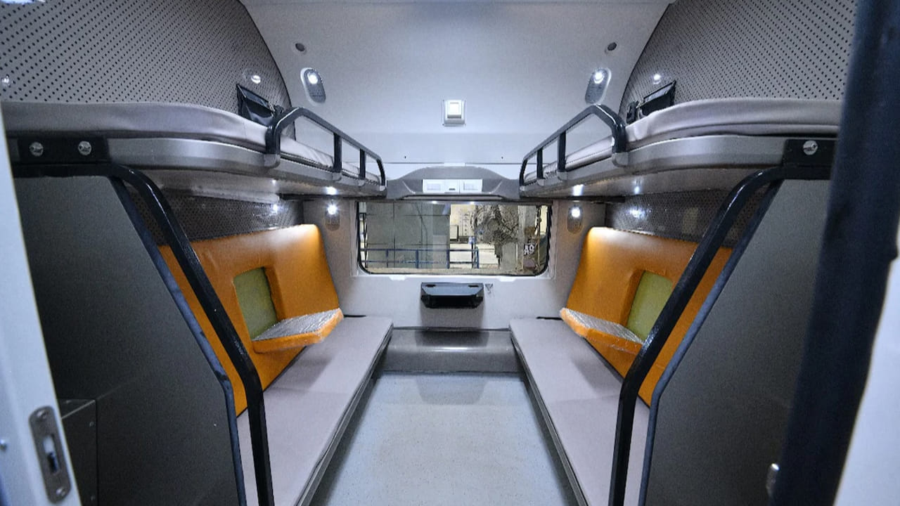 ఇక కేవలం కన్ఫార్మ్‌డ్ టికెట్లు పొందినవారు మాత్రమే ఈ రైల్లో ప్రయాణించడానికి వీలవుతుంది. ఆర్‌ఏసీ, వెయిటింగ్ లిస్ట్, పార్షియల్ కన్పా్ర్మ్‌డ్ టికెట్లు కలిగినవారు ప్రయాణించడానికి సాధ్య పడదు. మధ్యతరగతి ప్రజలకు అందుబాటులో ఉండేలా వందే భారత్ స్లీపర్ రైళ్లల్లో చార్జీలను వసూలు చేస్తున్నారు.