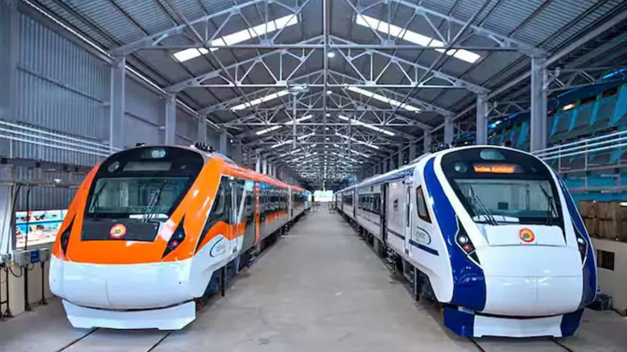  Vande Bharat Cost: వందే భారత్ ఎక్స్‌ప్రెస్ భారతీయ రైల్వేలకు గణనీయమైన ప్రోత్సాహాన్ని ఇచ్చింది. కానీ ఈ వేగానికి గణనీయమైన ఖర్చు అవుతుంది. ప్రామాణిక 16-కోచ్‌ల వందే భారత్ ఎక్స్‌ప్రెస్‌ను తయారు చేయడానికి రూ.115-120 కోట్లు ఖర్చవుతుందని నివేదికలు చెబుతున్నాయి. ఇది భారతదేశంలో నిర్మించిన అత్యంత ఖరీదైన ప్యాసింజర్ రైళ్లలో ఒకటి. ప్రతి వందే భారత్ కోచ్ ధర దాదాపు రూ.6-7 కోట్లు. రాజధాని, శతాబ్ది రైళ్లతో పోలిస్తే ఇది ఎంత ఖరీదైనదో తెలుసుకుందాం.