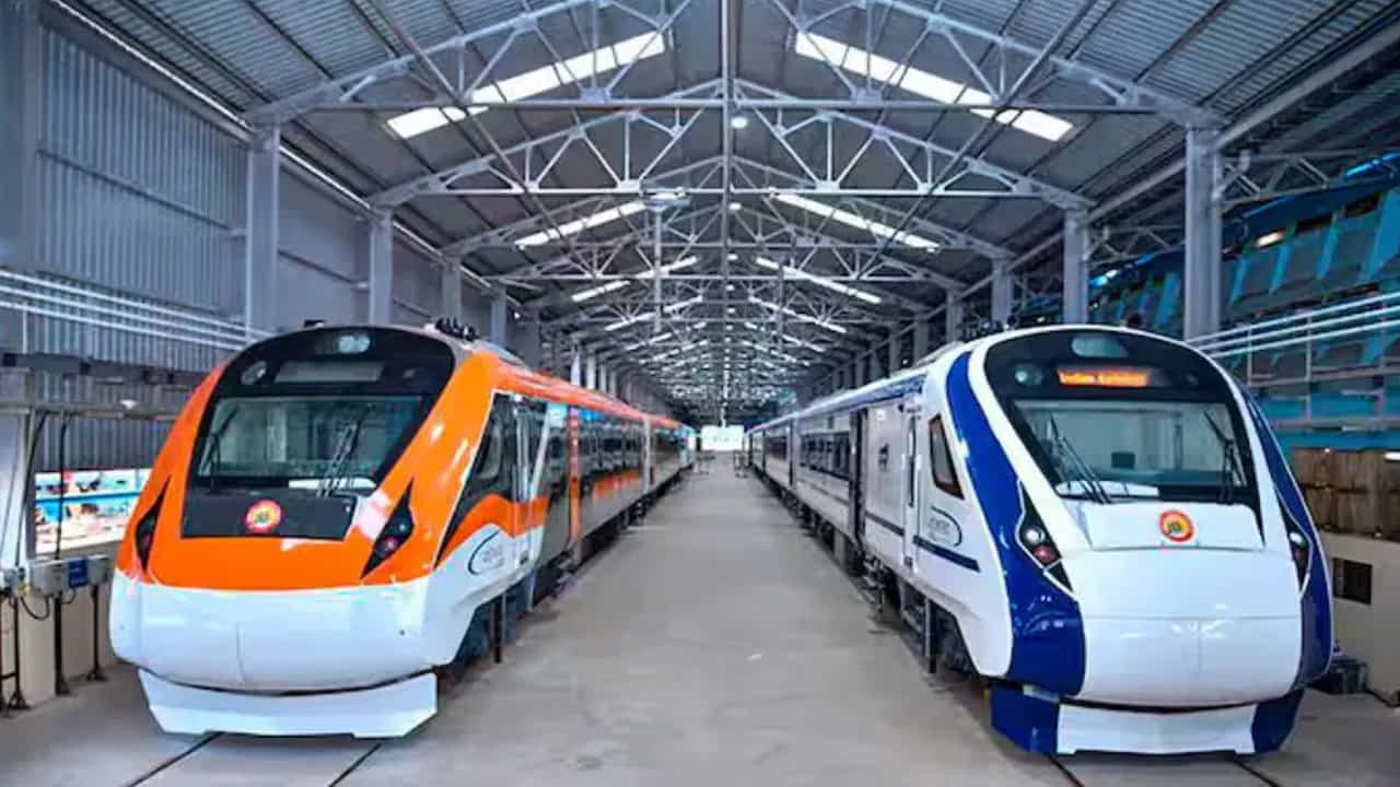 Vande Bharat Cost: వందే భారత్ ఎక్స్ప్రెస్ భారతీయ రైల్వేలకు గణనీయమైన ప్రోత్సాహాన్ని ఇచ్చింది. కానీ ఈ వేగానికి గణనీయమైన ఖర్చు అవుతుంది. ప్రామాణిక 16-కోచ్ల వందే భారత్ ఎక్స్ప్రెస్ను తయారు చేయడానికి రూ.115-120 కోట్లు ఖర్చవుతుందని నివేదికలు చెబుతున్నాయి. ఇది భారతదేశంలో నిర్మించిన అత్యంత ఖరీదైన ప్యాసింజర్ రైళ్లలో ఒకటి. ప్రతి వందే భారత్ కోచ్ ధర దాదాపు రూ.6-7 కోట్లు. రాజధాని, శతాబ్ది రైళ్లతో పోలిస్తే ఇది ఎంత ఖరీదైనదో తెలుసుకుందాం.