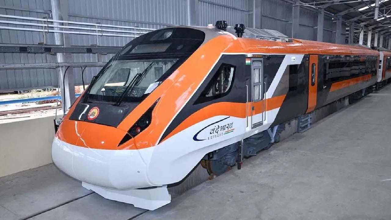  రాజధాని ఎక్స్‌ప్రెస్, శతాబ్ది ఎక్స్‌ప్రెస్ వంటి సాంప్రదాయ ప్రీమియం రైళ్లతో పోల్చినప్పుడు తేడా చాలా స్పష్టంగా కనిపిస్తుంది. రాజధాని, శతాబ్ది రైళ్లు LHB కోచ్‌లను ఉపయోగిస్తాయి. ఒక్కొక్కటి దాదాపు రూ.1.5 నుండి రూ.2 కోట్లు ఖర్చవుతాయి. 16 LHB కోచ్‌ల పూర్తి ర్యాక్ ధర దాదాపు రూ.60 నుండి రూ.70 కోట్లు. రూ.15-20 కోట్ల ఖర్చుతో అధిక శక్తి గల ఎలక్ట్రిక్ లోకోమోటివ్‌ను జోడించిన తర్వాత కూడా రాజధాని లేదా శతాబ్ది రైలు మొత్తం ఖర్చు సాధారణంగా రూ.80-90 కోట్ల లోపలే ఉంటుంది. పోల్చితే వందే భారత్ రైళ్లు మొత్తం మీద 30-40% ఖరీదైనవి. 