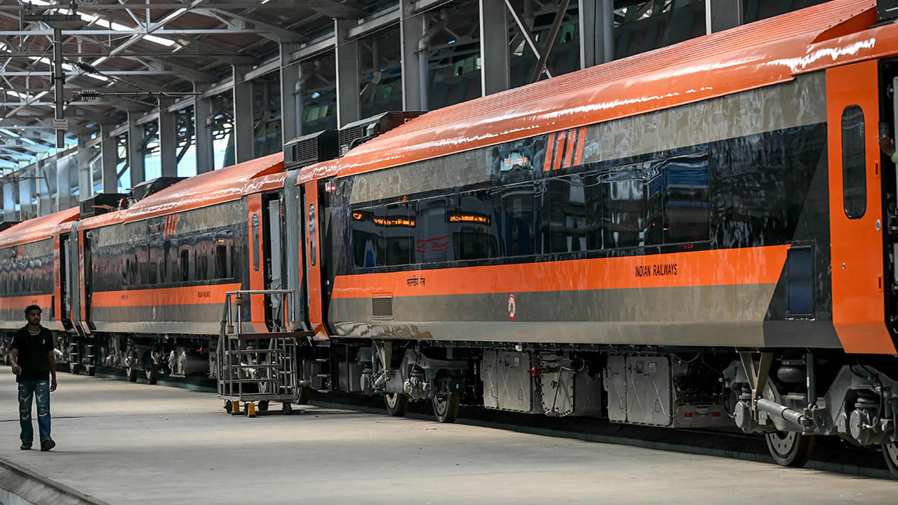  అధునాతన సాంకేతికత, ప్రయాణికుల సౌలభ్యం: వందే భారత్ పూర్తిగా ఆటోమేటిక్ స్లైడింగ్ డోర్లు, ఎయిర్‌క్రాఫ్ట్ స్టైల్ సీటింగ్ అరేంజ్‌మెంట్, సెన్సార్ ఆధారిత బయో-టాయిలెట్, ఆన్‌బోర్డ్ డయాగ్నస్టిక్‌లను కూడా ఉపయోగిస్తుంది. ఇది పునరుత్పత్తి బ్రేకింగ్‌ను కూడా ఉపయోగిస్తుంది. ఇది బ్రేకింగ్ సమయంలో విద్యుత్తును ఉత్పత్తి చేసి వ్యవస్థకు తిరిగి ఇస్తుంది.