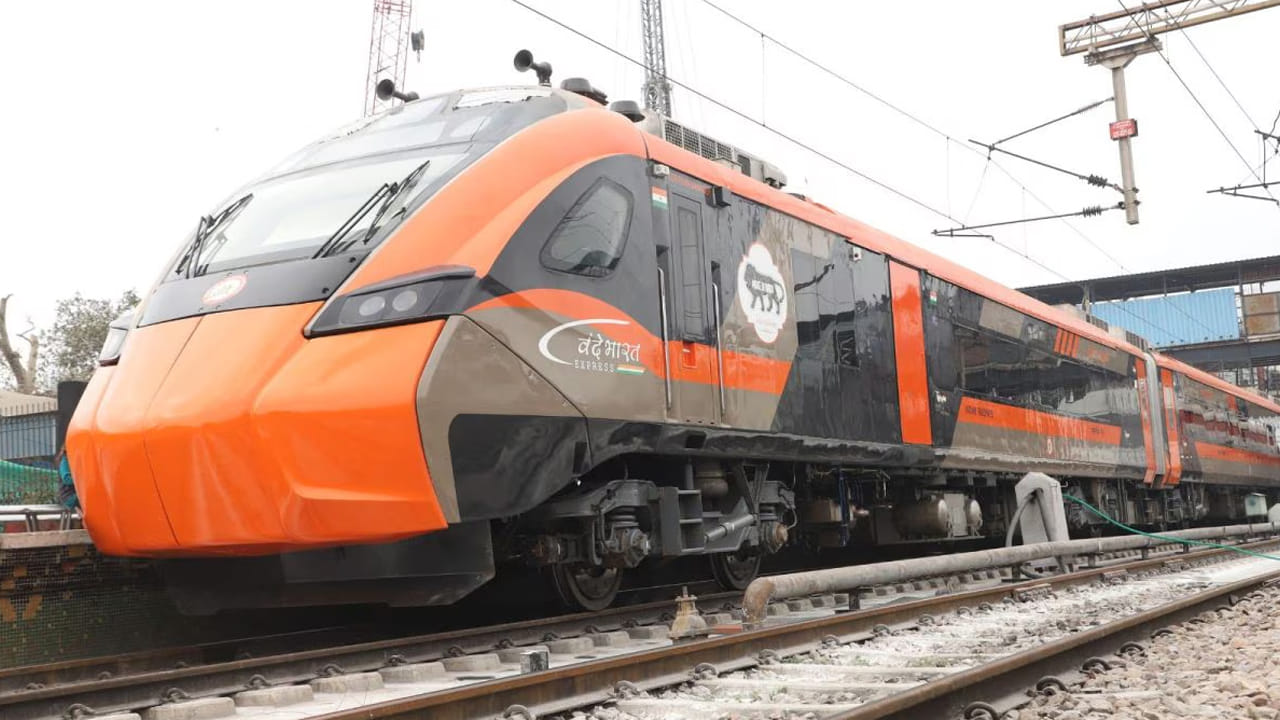 దేశంలో తొలి వందే భారత్ స్లీపర్ ఎక్స్ప్రెస్ ప్రారంభానికి ఎట్టకేలకు ముహూర్తం ఫిక్స్ అయింది. జనవరి 17న ప్రధాని మోదీ మొదటి వందే భారత్ స్లీపర్ ట్రైన్కు ప్రారంభోత్సవం చేయనున్నారు. పశ్చిమబెంగాల్లోని మాల్దాలోని నిత్యానందరూర్లో జనవరి 17న భారీ బహిరంగ సభకు మోదీ హాజరుకానున్నారు. ఆ రోజున వందే భారత్ స్లీపర్ రైలును మోదీ ప్రారంభించనున్నారు.