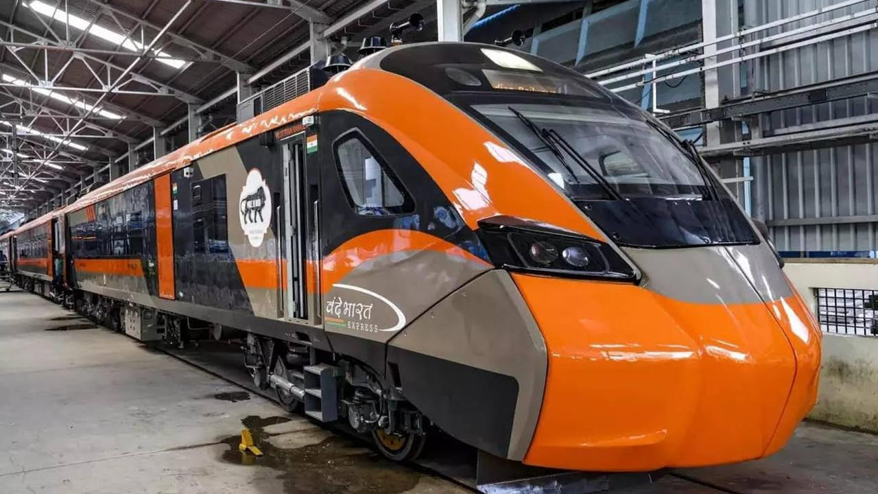 ఇప్పటికే దేశవ్యాప్తంగా అనేక వందే భారత్ సర్వీసులు ప్రజలకు సేవలు అందిస్తున్నాయి. వీటిల్లో తరచూ వేలమంది ప్రయాణం చేస్తూ సౌకర్యవంతమైన సేవలు పొందగలుగుతున్నారు. వేగంగా గమ్యస్థానానికి చేరుకోవడంతో పాటు అత్యాధునిక సౌకర్యాలు వందే భారత్ రైళ్లల్లో అందుబాటులో ఉన్నాయి.