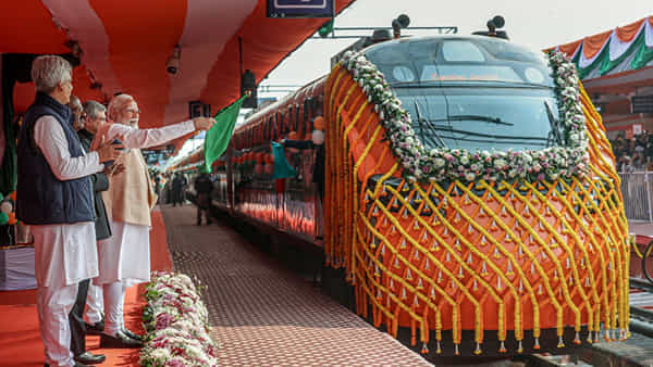 Vande Bharat Sleeper: వందే భారత్ స్లీపర్ రైళ్లలో మరో కొత్త రూల్.. లగేజీ పరిమితుల్లో మార్పులు.. అంతకంటే ఎక్కువుంటే భారీ జరిమానా