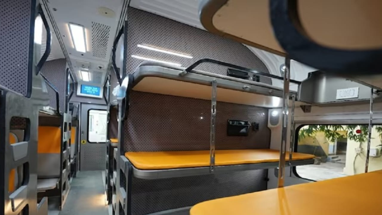 మోడ్రన్ కిచెన్, వాష్ రూమ్స్తో పాటు మంచి ఫుడ్ కూడా వీటిల్లో లభిస్తోంది. ఎలాంటి అసౌర్యానికి గురి కాకుండా ప్రశాంతవంతమైన ప్రయాణం వీటిల్లో చేయవచ్చు. దీంతో వేగంగా ఏదైనా ప్రాంతానికి వెళ్లాలనుకునేవారు వందే భారత్ రైళ్లను ఆశ్రయిస్తున్నారు. వీటిల్లో ఆక్యూపెన్సీ కూడా భారీగా ఉంటుంది.