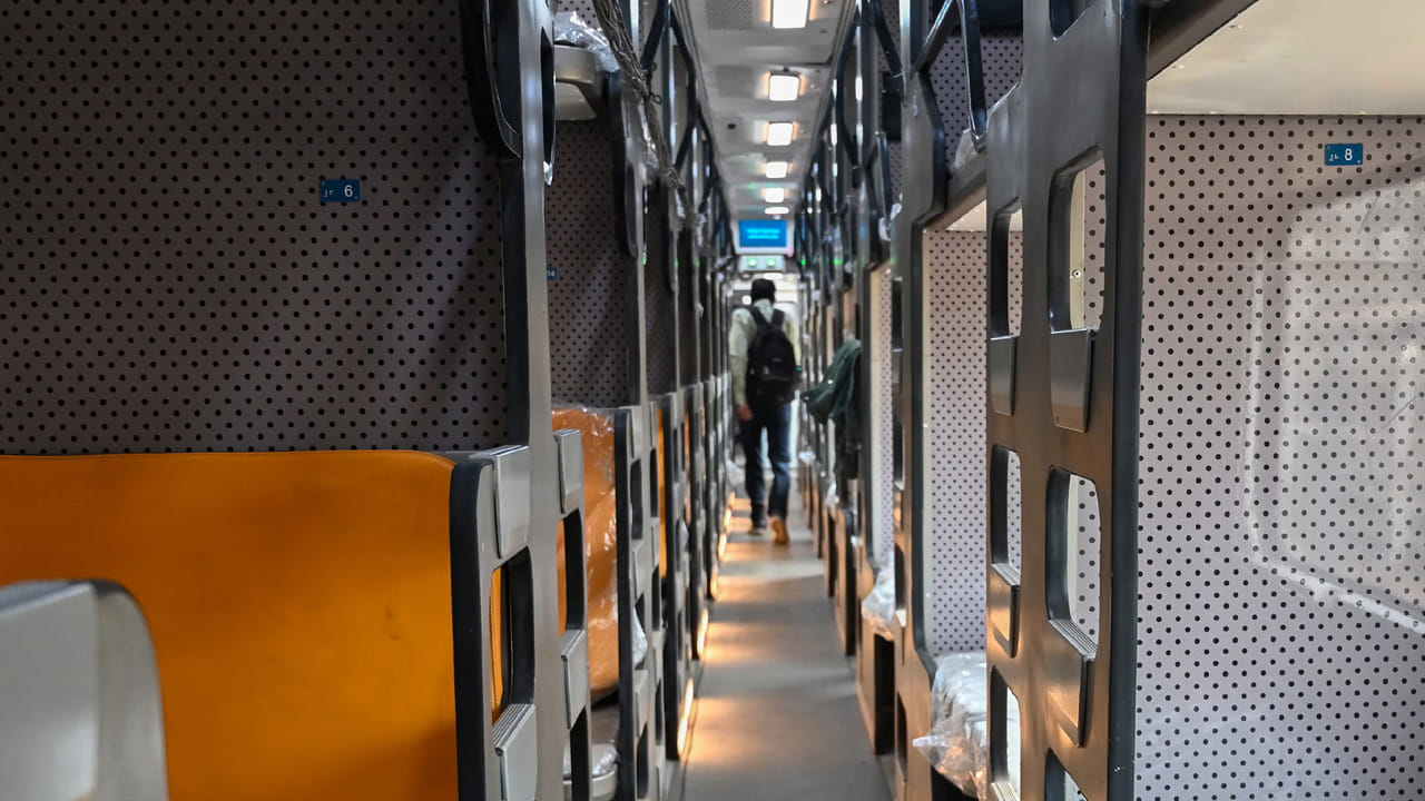 అయితే త్వరలో రైలు ప్రయాణికుల కోసం వందే భారత్ స్లీపర్ రైళ్లు కూడా అందుబాటులోకి రానున్నాయి. జనవరిలోనే ఢిల్లీ-పాట్నా మధ్య తొలి వందే భారత్ స్లీపర్ ట్రైన్ను భారతీయ రైల్వే ప్రారంభించేందుకు సిద్దమవుతోంది. ఆ తర్వాత ఢిల్లీ-ముంబై మధ్య మరో స్లీపర్ రైలు ప్రవేశపెట్టనుండగా.. ఆ తర్వాత విడతల వారీగా దేశవ్యాప్తంగా పలు రూట్లలో పరుగులు పెట్టనున్నాయి