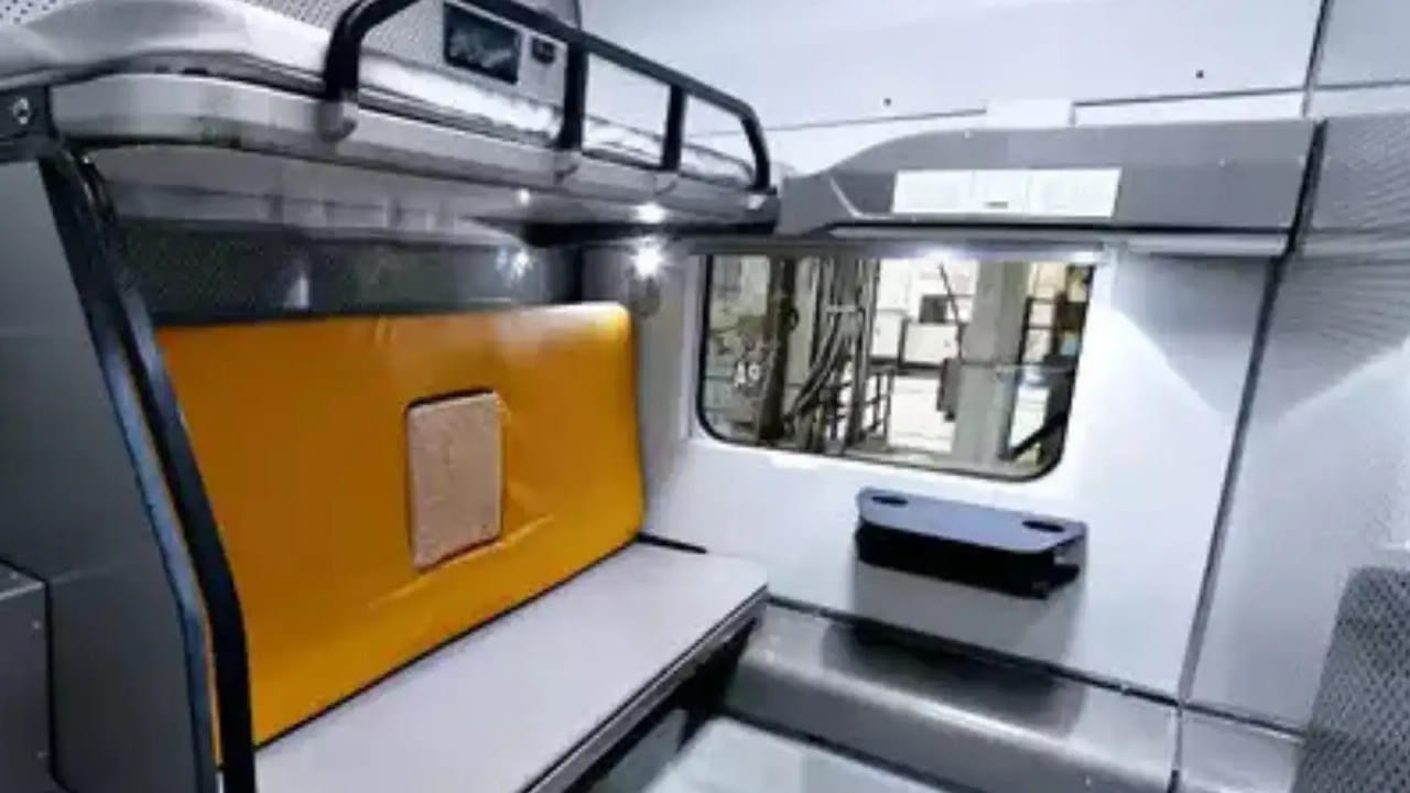 ఇప్పటికే ఆయా రూట్లలో వందే భారత్ స్లీపర్ రైళ్ల ట్రయల్ రన్ కూడా పూర్తయింది. దీంతో త్వరలోనే ఇవి ప్రయాణికులకు అందుబాటులోకి రానున్నాయి. ఇప్పటికే దేశవ్యాప్తంగా 164 వందే భారత్ సర్వీసులు సేవలు అందిస్తున్నాయి. వీటితో పాటు త్వరలో స్లీపర్ రైళ్లు కూడా రానున్నాయి.