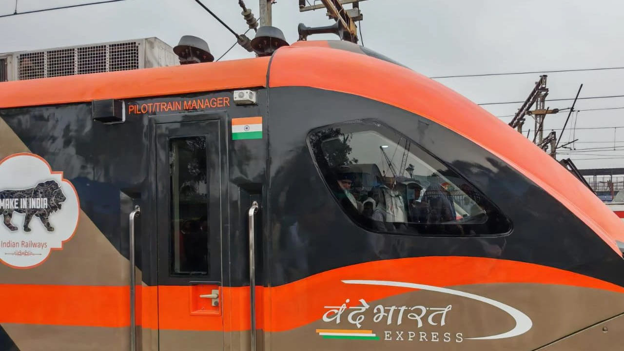 అయితే జనవరి 17వ తేదీన జరగనున్న బహిరంగ సభలో వందే భారత్ ఎక్స్ప్రెస్ రైలును మోదీ ప్రారంభించనున్నారు. ఇదే సభలో కామాఖ్యకు వెళ్లే మరో రైలును మోదీ ప్రారంభించనున్నారని తెలుస్తోంది. ఇక త్వరలో మరికొన్ని ప్రాంతాల మధ్య వందే భారత్ స్లీపర్ రైళ్లును ప్రవేశపెట్టనున్నారు.