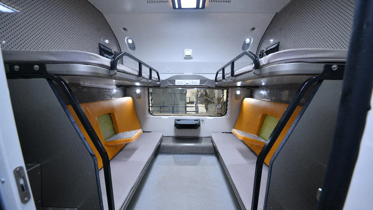 Vande Bharat: వందే భారత్ స్లీపర్ రైళ్లను చూశారా..? అబ్బుపరిచే ఫీచర్లు.. మంత్ర ముగ్దులయ్యేలా సౌకర్యాలు