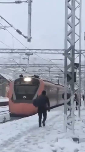 Vande Bharat: మంచు కురిసే వేళలో.. జమ్ముకశ్మీర్‌లో వందే భారత్ పరుగులు