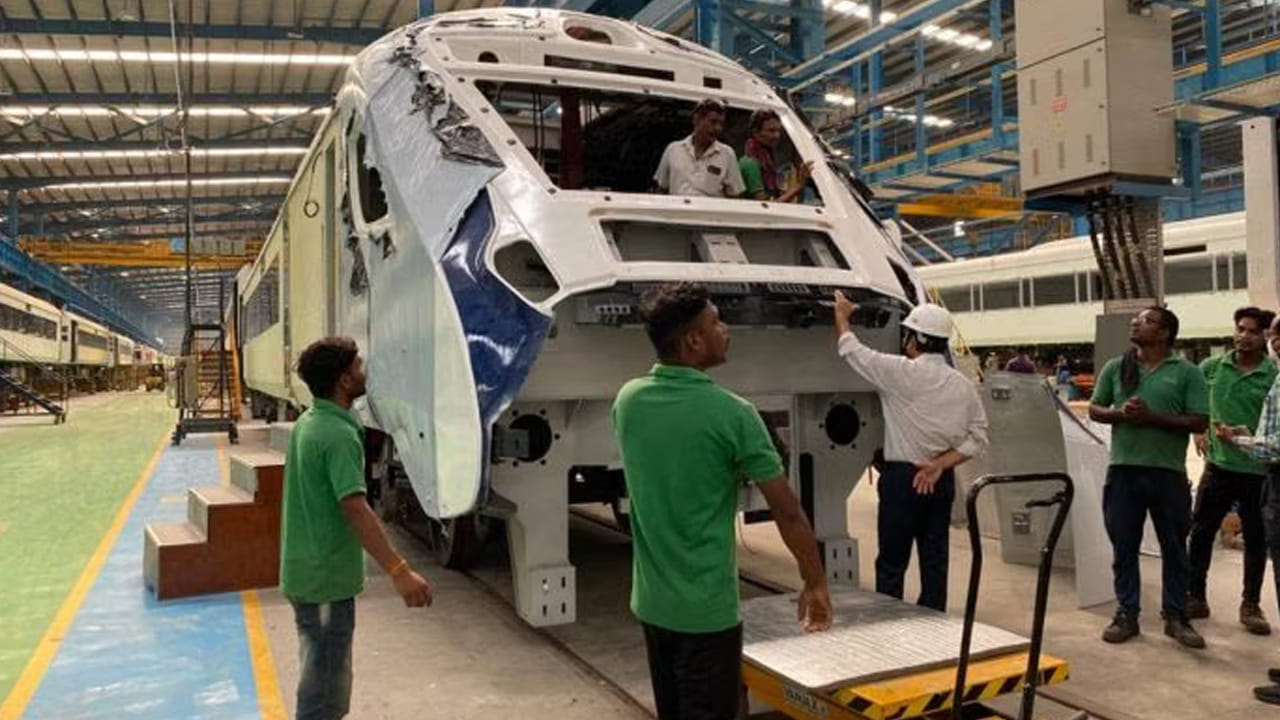 చెన్నైలోని ఇంటిగ్రల్ కోచ్ ఫ్యాక్టరీ (ICF) వందే భారత్ రైళ్లను తయారు చేస్తుంది. ఇది భారతదేశంలోనే అతిపెద్ద రైల్వే కోచ్ ఫ్యాక్టరీ. ఇంటిగ్రల్ కోచ్ ఫ్యాక్టరీ (ICF) చెన్నైలోని లక్ష్మీపురంలో ఉంది. ICFలో 18,000 మంది ఉద్యోగులు పని చేస్తున్నారు. ఇక్కడే వందే భారత్ రైళ్లు తయారు అవుతాయి.