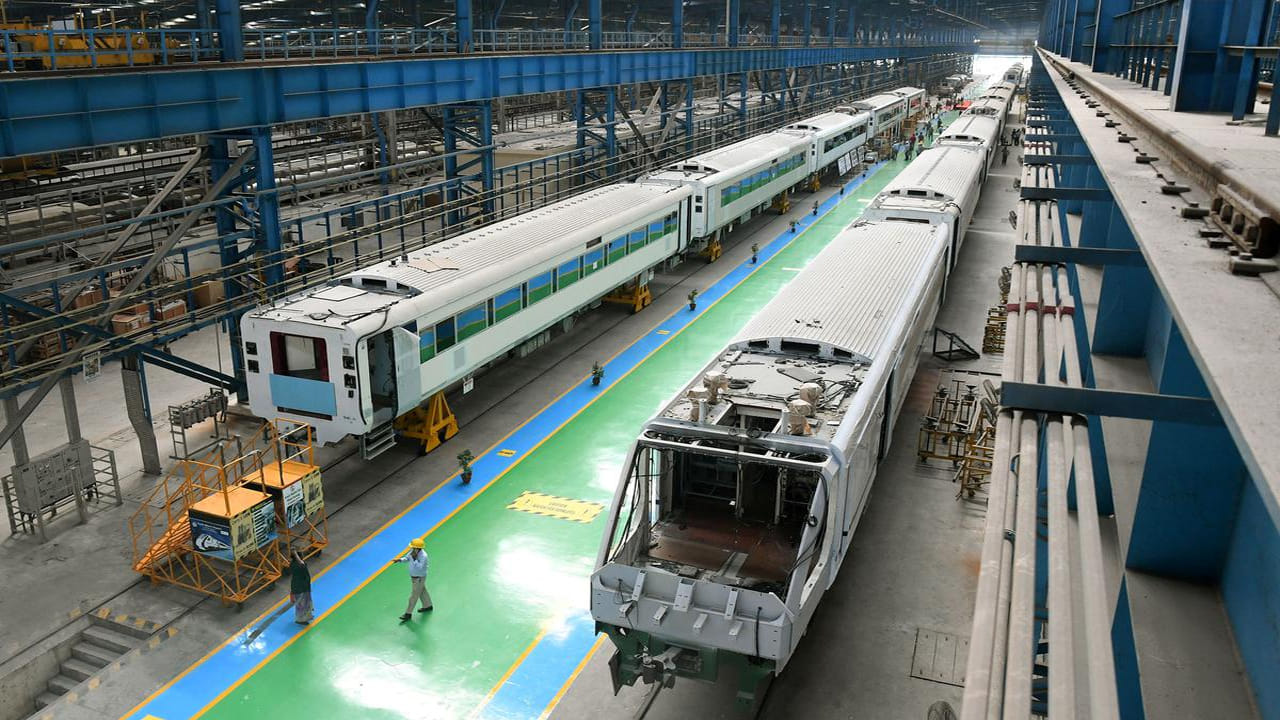 వందే భారత్ రైళ్లను చెన్నైలోని ఇంటిగ్రల్ కోచ్ ఫ్యాక్టరీ (ICF)లో 'మేక్ ఇన్ ఇండియా' చొరవతో సుమారు 90% స్థానిక పరిజ్ఞానంతో తయారు చేస్తారు. స్టెయిన్లెస్ స్టీల్ బాడీ, అధునాతన మోటార్ కోచ్లు, ఏరోడైనమిక్ డిజైన్, ఆటోమేటిక్ డోర్స్తో రూపొందించారు. ప్రయాణీకుల కోసం వైఫై, సిసిటివి, ఆటోమేటిక్ క్లైమేట్ కంట్రోల్, కవచ్ భద్రతా వ్యవస్థలను ఏర్పాటు చేస్తారు. ఇతర రైళ్ల కంటే ఈ రైళ్లలో ఎంతో టెక్నాలజీ ఉంటుంది.